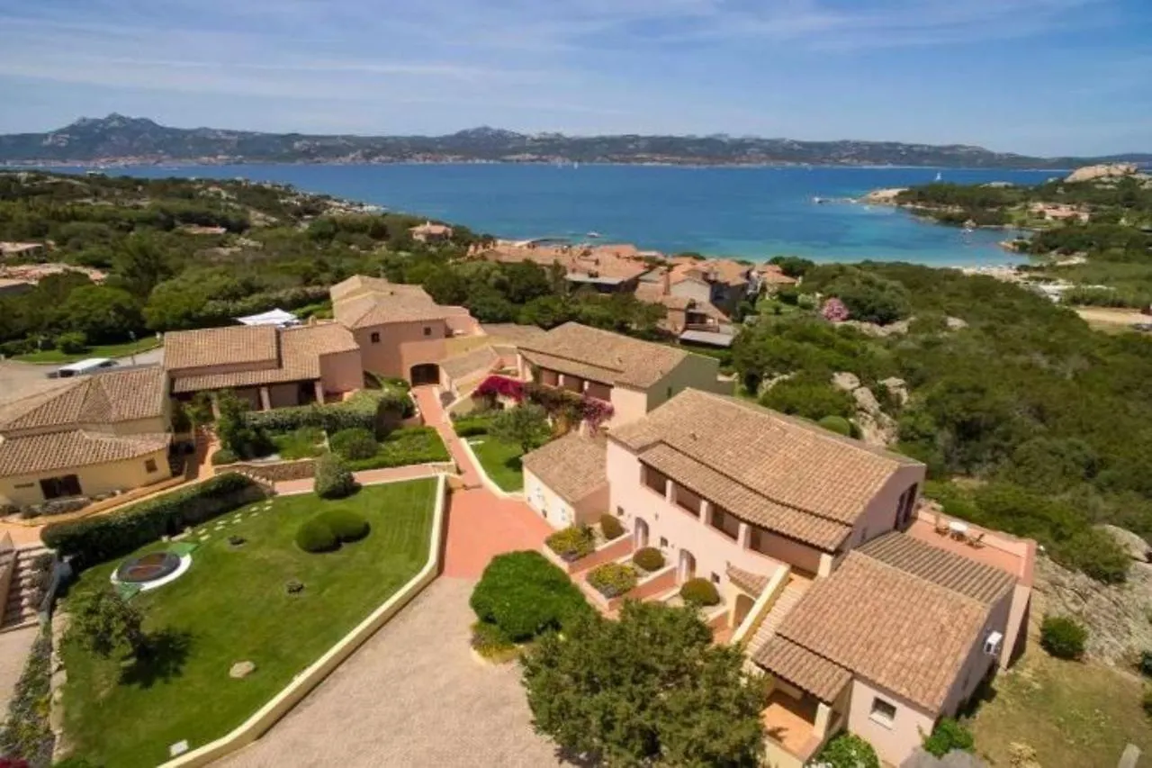 Godo Beach Hotel Baja Sardinia 3*,