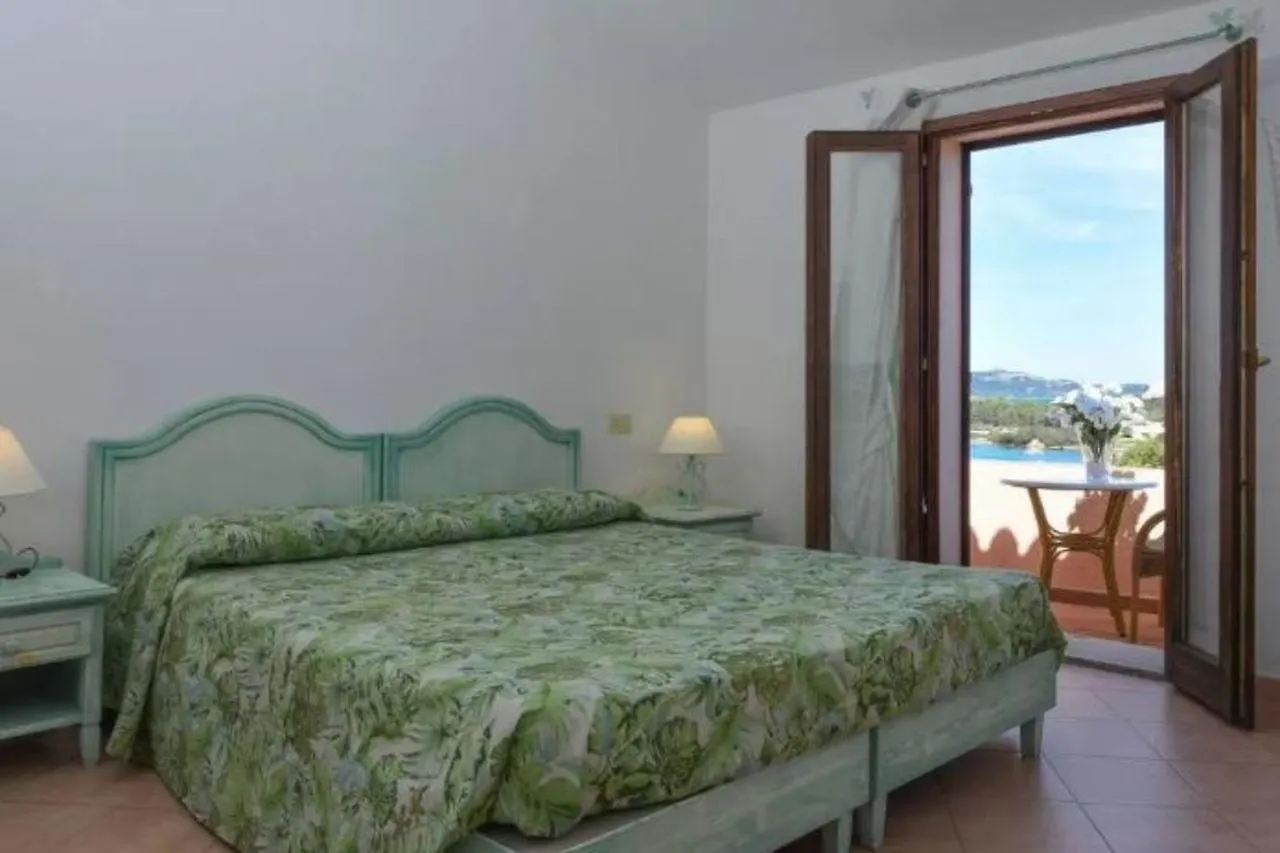Godo Beach Hotel 바야사드리니아