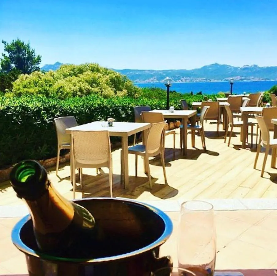 Godo Beach Hotel 바야사드리니아