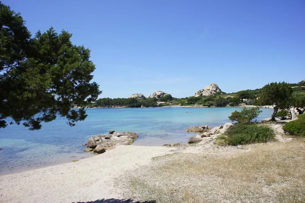 Godo Beach Hotel 바야사드리니아