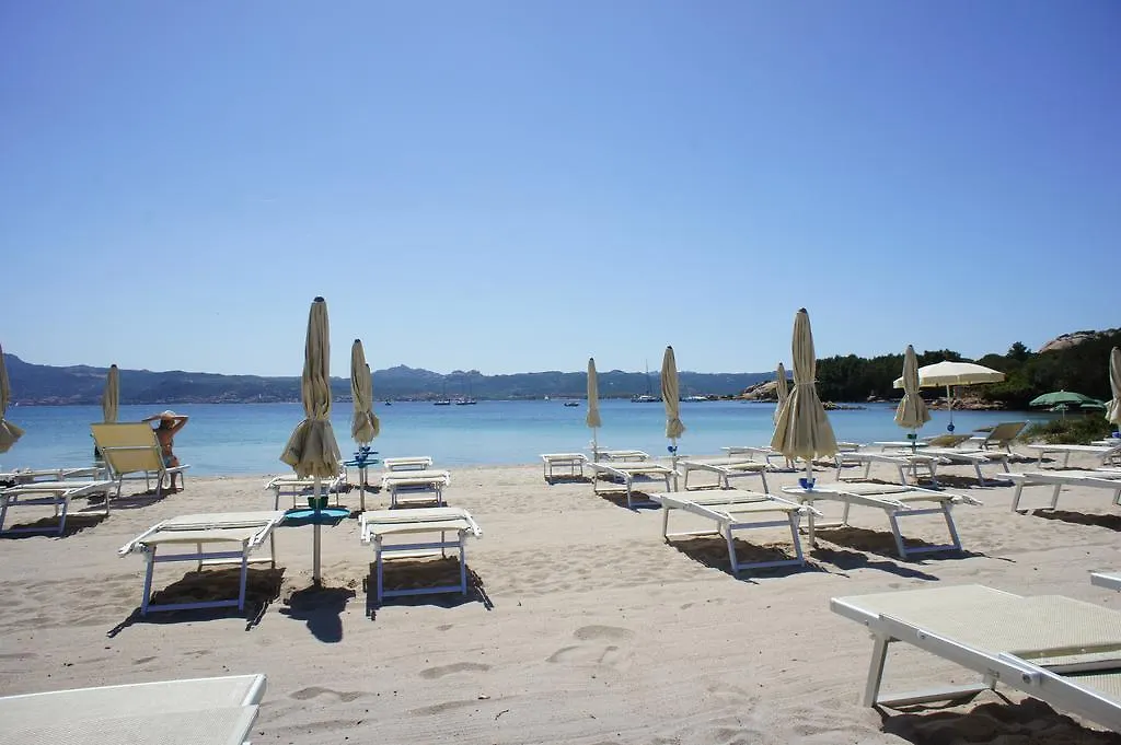 Godo Beach Hotel 바야사드리니아