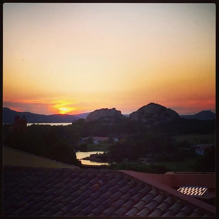 Godo Beach Hotel 바야사드리니아